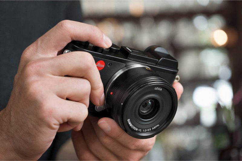 Máy ảnh Leica cảm biến Crop mới nhất này có màn hình cảm ứng 3 inch & 1,04 triệu pixel, kính ngắm điện tử có độ phân giải 2,36 triệu điểm ảnh.