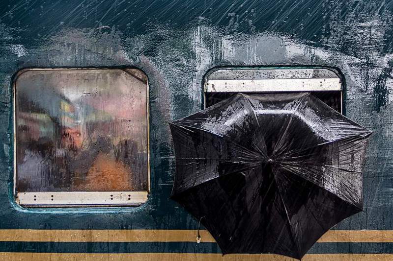 Nhiếp ảnh gia Moin Ahmed bắt được hình ảnh một người đàn ông đang mở mắt tò mò nhìn chằm chằm ra khỏi một chuyến tàu lửa tại ga Tongi ở Bangladesh.