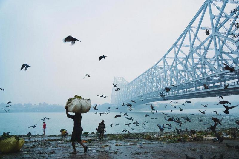 Một cảnh buổi sáng mùa đông dưới cây cầu mang tính biểu tượng ở Howrah, Ấn Độ.