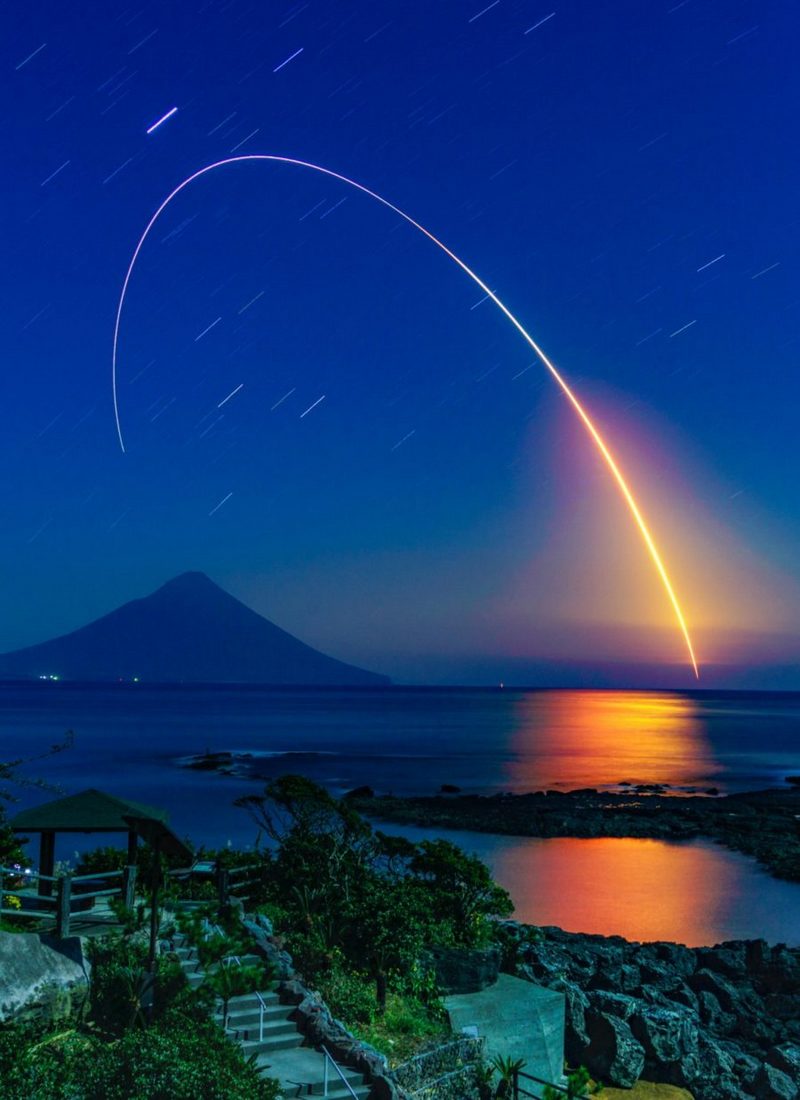 Nhiếp ảnh gia Homare Hamada đã nhanh tay bắt được hình ảnh vệ tinh được phóng ra từ tên lửa.