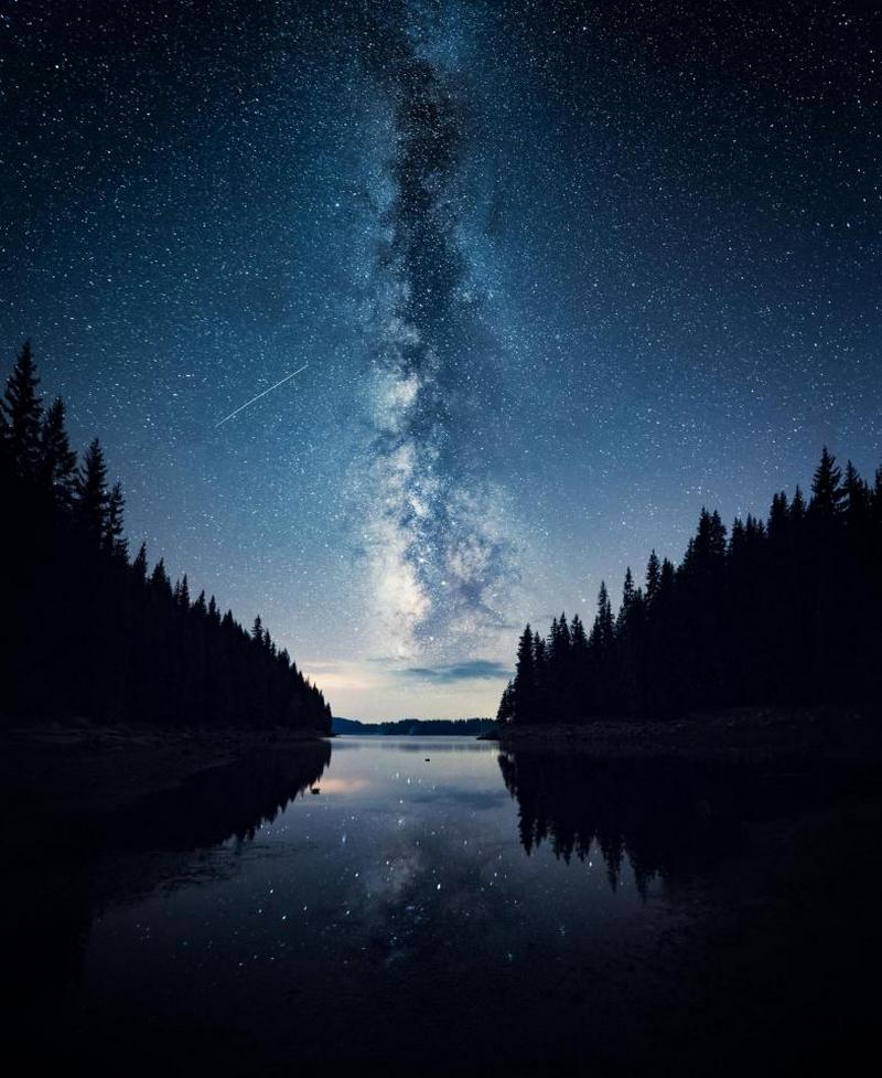 Ảnh chụp một cái hồ về đêm ở Bulgari.