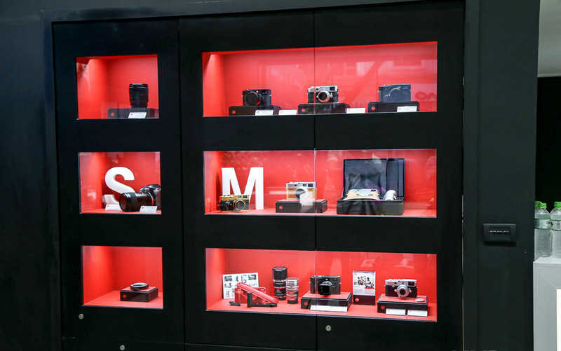 Tủ trưng bày các máy ảnh Leica, từ những máy đang bán đến các dòng máy cổ, có giá trị.