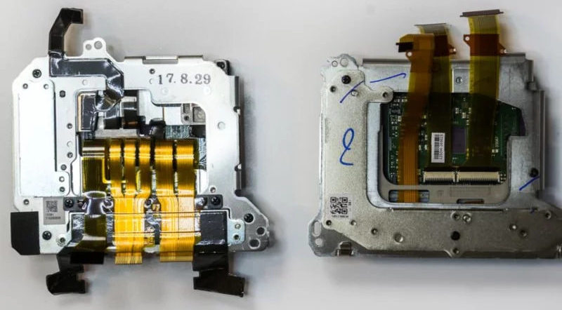 Bộ ổn định hình ảnh của a7R III ở bên trái so với thế hệ II. Bộ ổn định mới mạnh mẽ hơn và cho chúng ta thấy đây là một nâng cấp rõ rệt. Nhưng ở thế hệ II ở bên phải lại không có bất kỳ băng nhiệt nào.