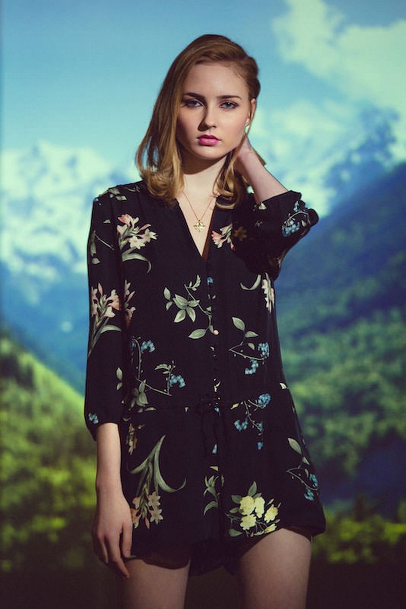 Nick sử dụng máy chiếu để tạo nên phần phông nền mang hơi hướng là một buổi dã ngoại du lịch.