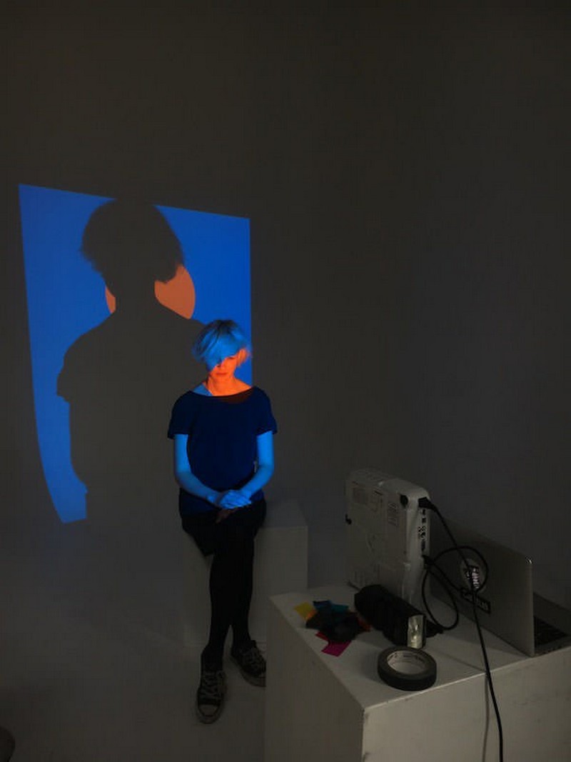 Chỉ chiếu hình ảnh lên người mẫu.