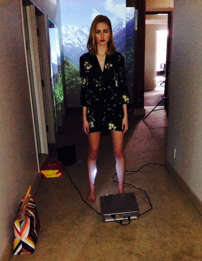 Vì là một chiếc máy chiếu cũ nên Nick luôn phải đảm bảo rằng trong phòng chụp phải tối để không có ánh sáng nào khác làm ảnh hưởng đến hình chiếu.