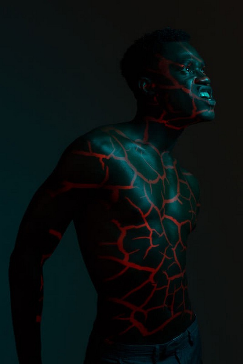 Sử dụng thêm một đèn nhỏ màu xanh được đặt chếch 45 độ với máy ảnh để giúp cho chủ thể được nổi bật hơn với nền.