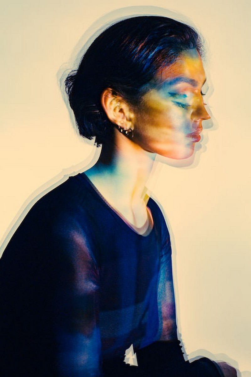 Chiếu một đoạn video lên chủ thể và chụp.