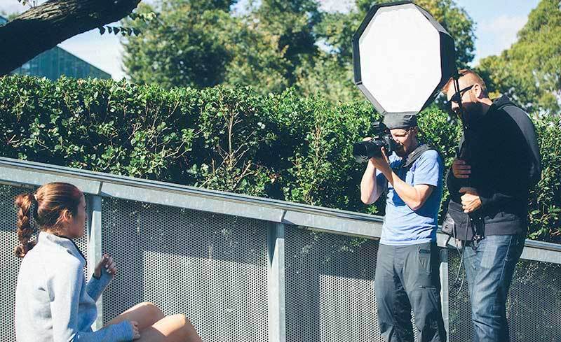 Chụp ảnh chân dung ngoài trời là thú vui của nhiều nhiếp ảnh gia cả chuyên nghiệp lẫn nghiệp dư.