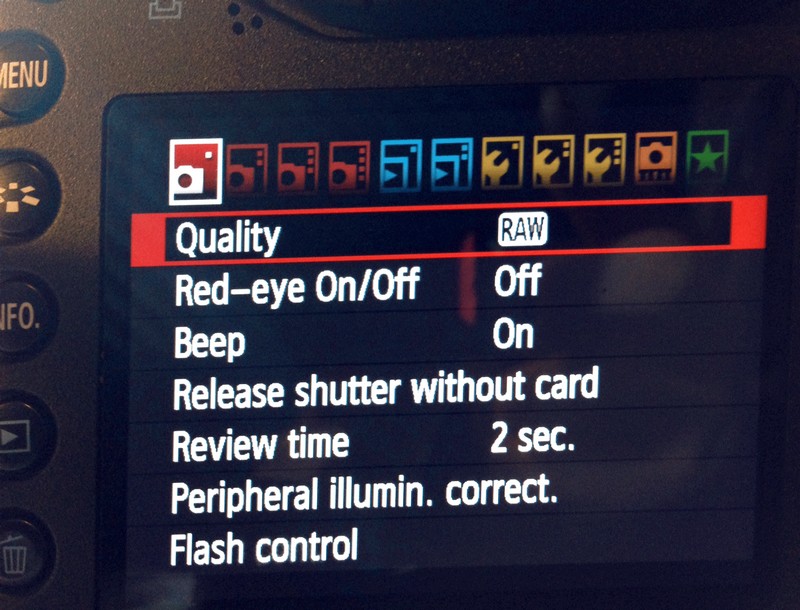 Nên chụp ở định dạng RAW và hơi thiếu sáng.