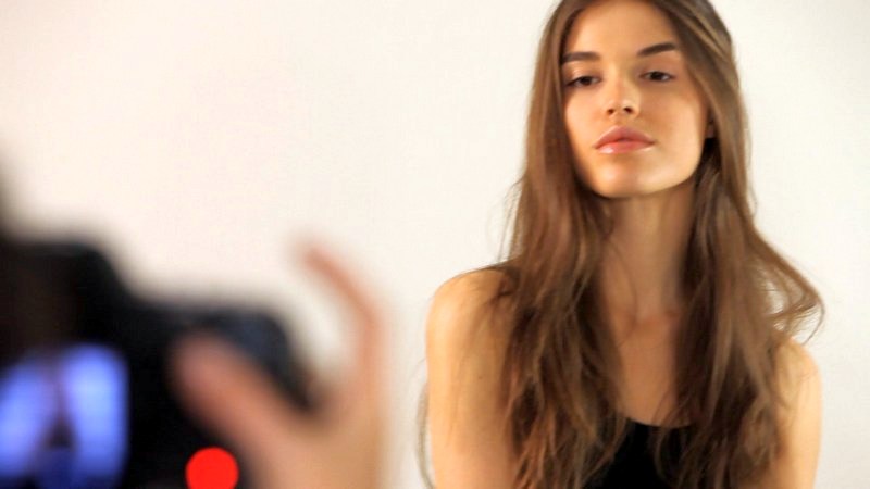 Đếm nhịp cho người mẫu và chụp.