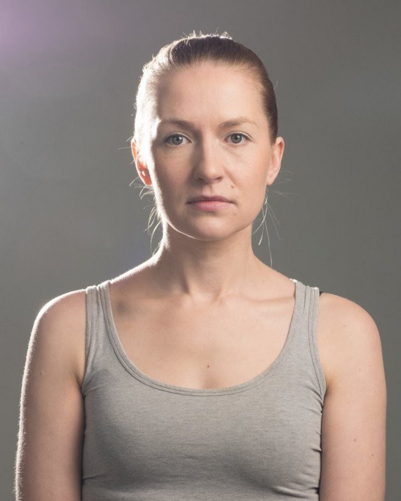 Flare do nguồn sáng phụ phía sau tạo ra.