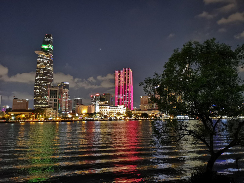 Tốc độ chụp 4 giây, khẩu độ f/1.8, ISO 1250. Cầm tay chụp ảnh với chế độ ban đêm của Huawei P20 pro dễ dàng với chất lượng đáng kinh ngạc. Hình ảnh sắc nét không mờ nhoè và đặc biệt vùng tối nổi bật có màu sắc cuốn hút.