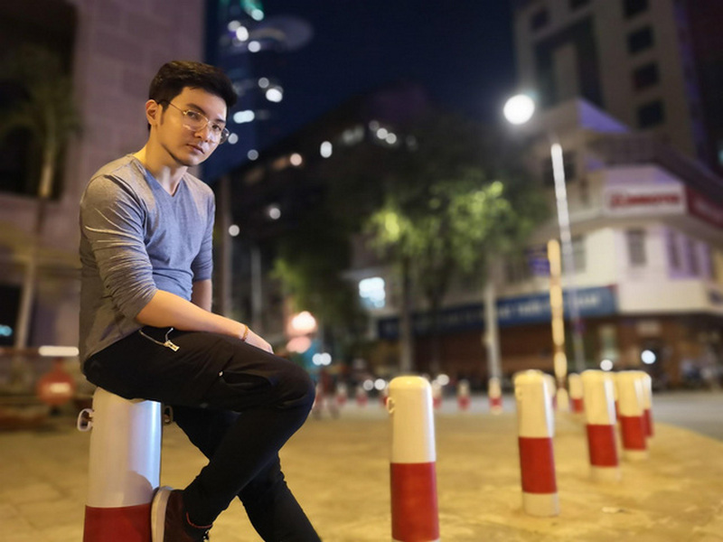 Với chế độ giả lập khẩu độ, bức ảnh chân dung chụp bằng P20 Pro còn có thể sở hữu một background mờ ảo với độ xoá tương đương khẩu độ f/0.95.