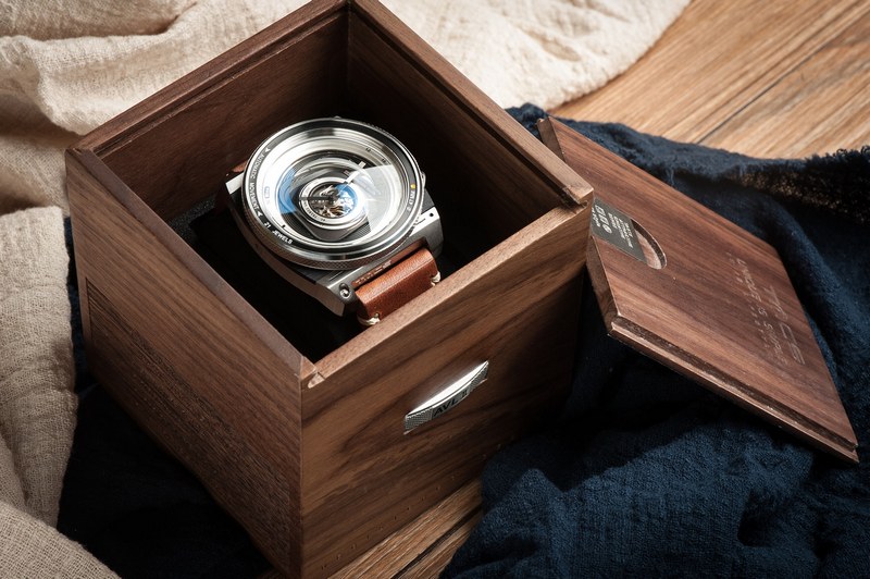 chiec dong ho lay y tuong tu ong kinh may anh 1 2