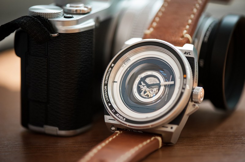 chiec dong ho lay y tuong tu ong kinh may anh 2 2