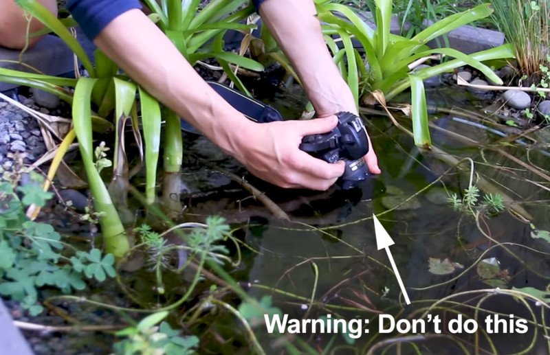 Khuyến cáo: Đừng 'đâm' ống kính máy ảnh xuống nước như thế này!
