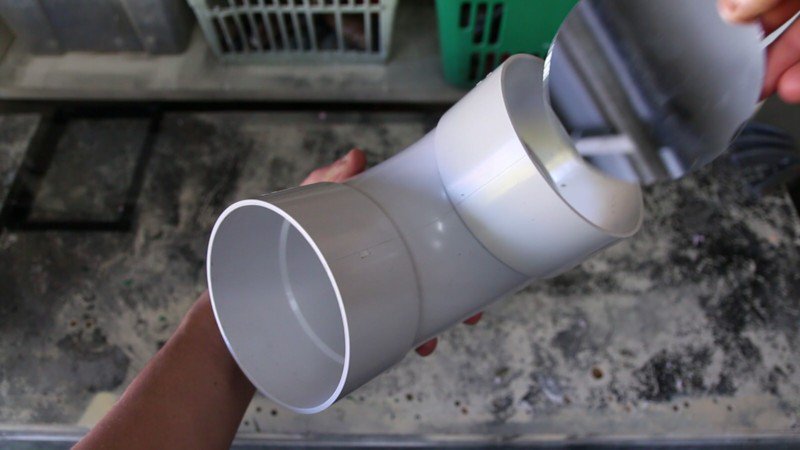 Tấm gương tròn được đặt ở phần cong 90 độ, để phản chiếu ánh sáng dưới nước lên tới máy ảnh.