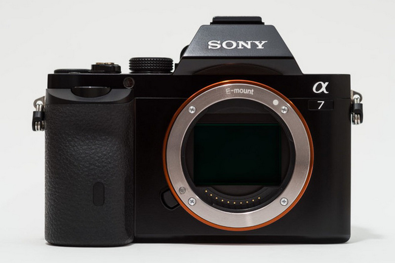 Chiếc máy không gương lật Full-frame đầu tiên của Sony.