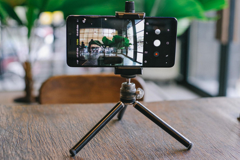 Từ giờ không cần mang chân máy to dài với máy ảnh nữa, chỉ cần chiếc chân nhỏ xinh này là xong.