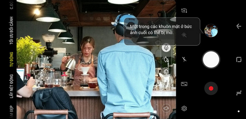 Ngoài ra Galaxy A9 còn có khả năng tối ưu bối cảnh hoặc tìm ra lỗi của bức ảnh với việc tích hợp trí thông minh nhân tạo.